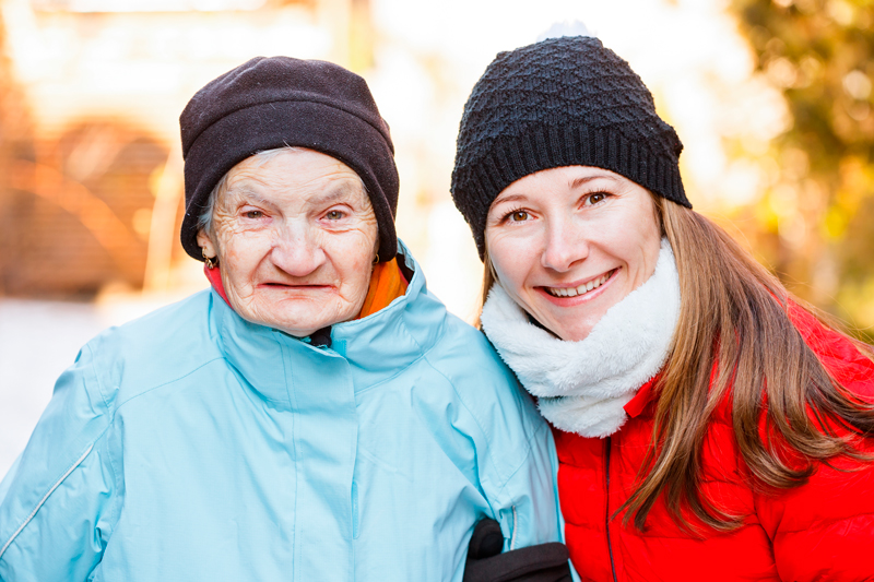 Cómo afecta el cambio de tiempo en ancianos: TIPS para afrontar las bajas temperaturas