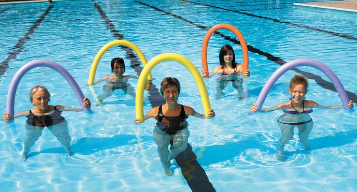 ejercicios acuáticos en la piscina para mayores